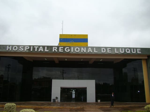 Niño bebe soda cáustica