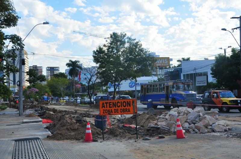 Tránsito agobiante por obras de ESSAP sobre Aviadores