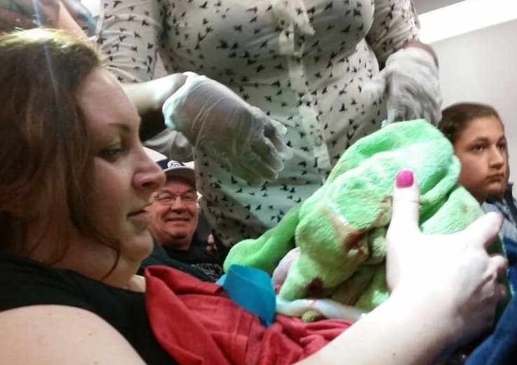 Bebé nace en avión y viajará gratis toda la vida