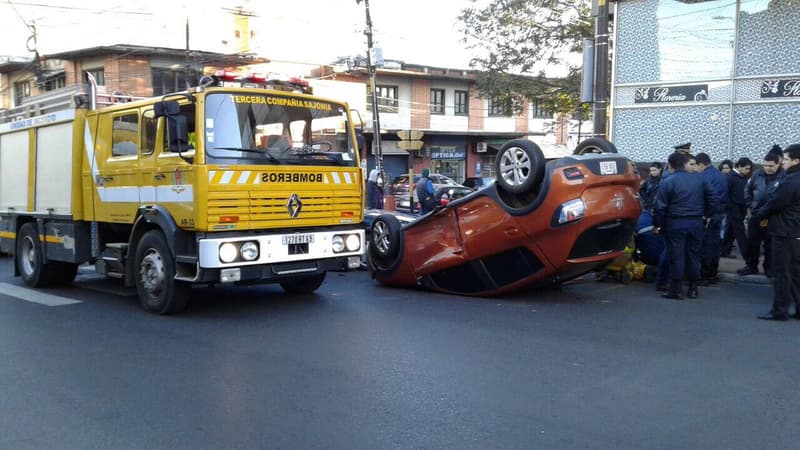 Imprudencia en semáforo causa choque