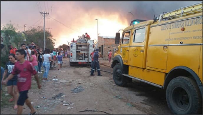 Decenas de viviendas son devoradas por el fuego