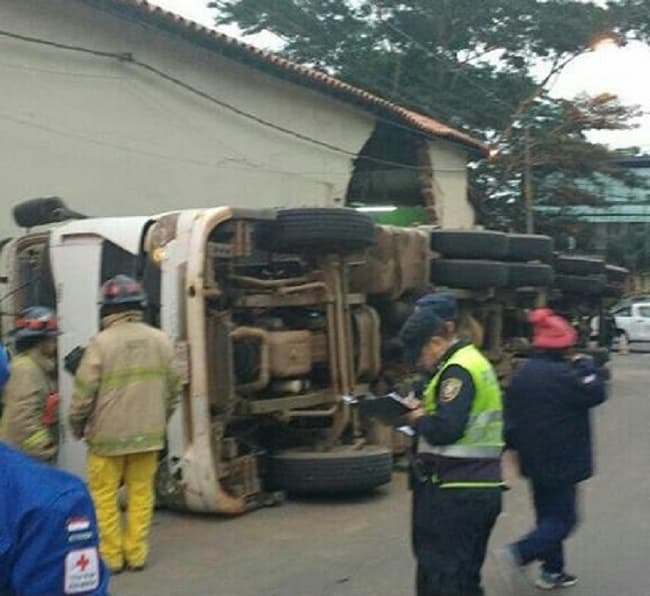 Camión vuelca y causa estragos en Buen Pastor