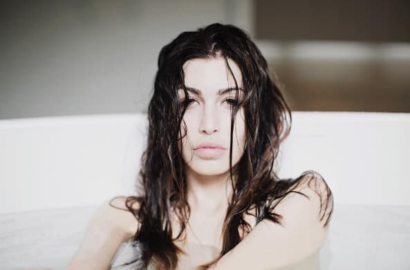 Actriz y youtuber es hallada muerta