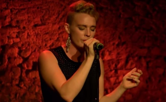 Cantante muere electrocutada en el escenario