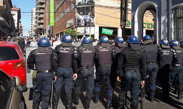 Tensión entre policías y campesinos