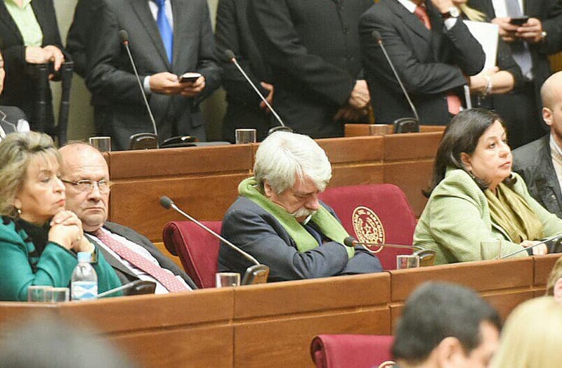 Sueño durante informe de Cartes