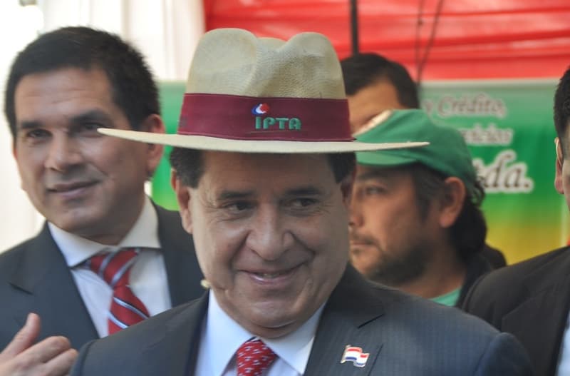 Cartes lanza piropo en pleno discurso político