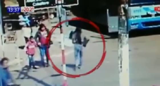 A los golpes, vendedora recupera objeto robado