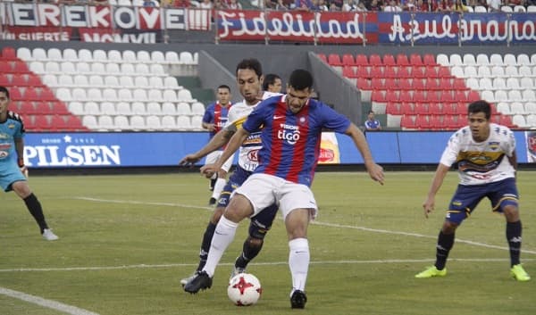 El Ciclón vence a poco del final