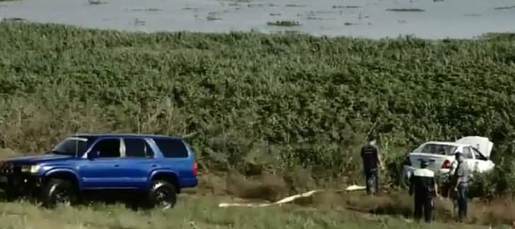 Auto termina en el río al perder el control en la Costanera