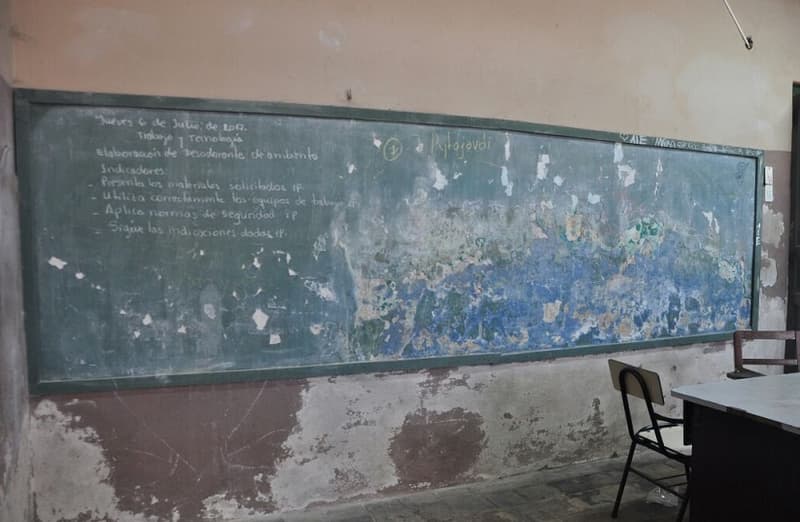Escuela centenaria se cae a pedazos