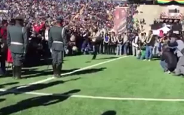 Evo “fulmina” de un pelotazo a militares