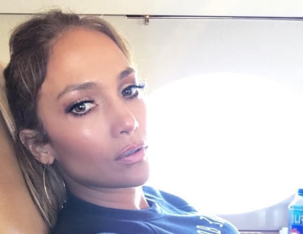 Jennifer López sorprende con diminuta tanga