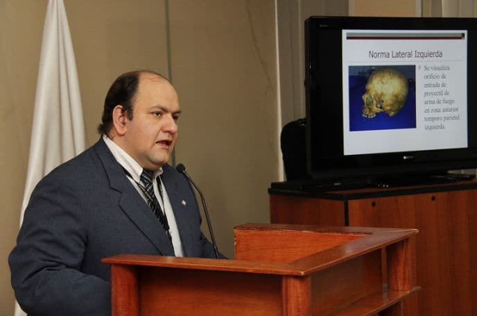 Forense denuncia que usan su nombre para estafar