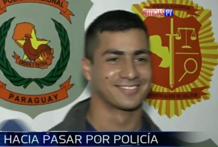 Usaba uniforme policial para tener “levante”