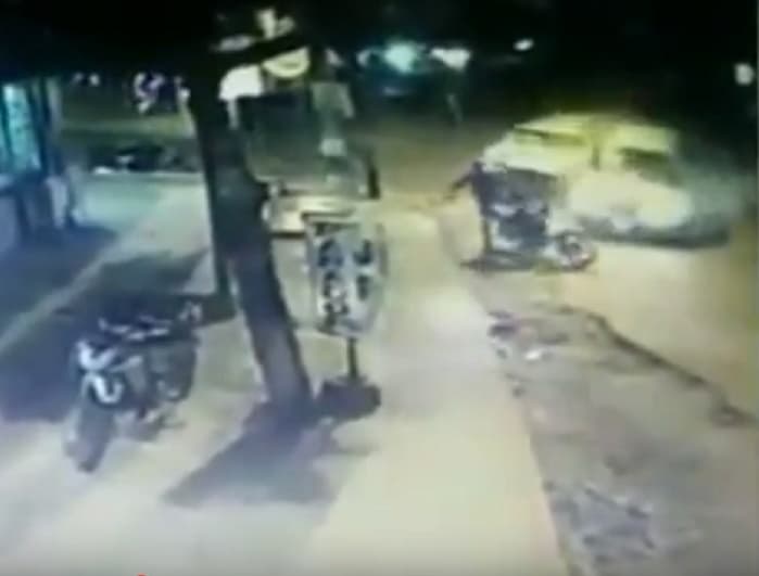 Motociclista es atropellado por dos camionetas