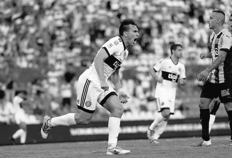 Mouche se marcha de Olimpia