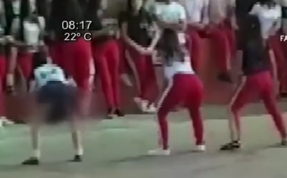 Estudiantes festejan la amistad “perreando”