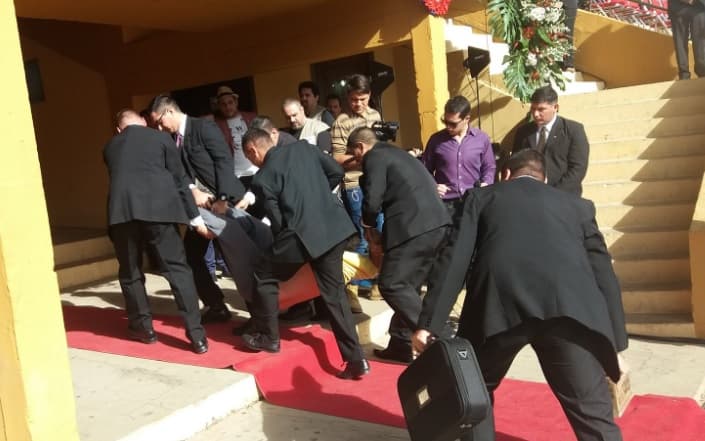 Escolta de Cartes se ensaña con hombre con discapacidad