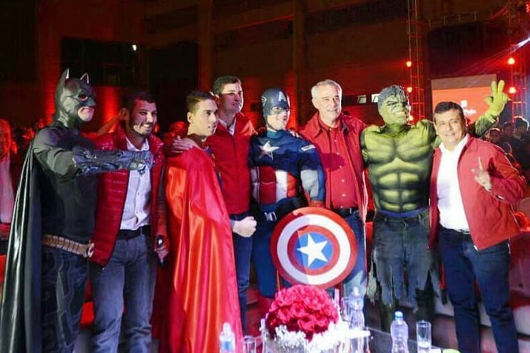 Superhéroes irrumpen en movilización colorada