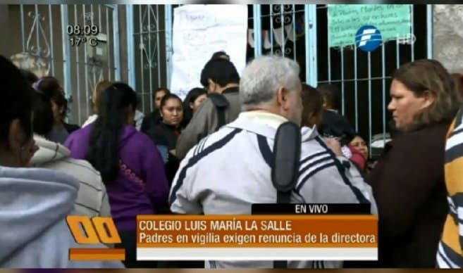 Protestan frente a colegio por supuesto abuso de una niña