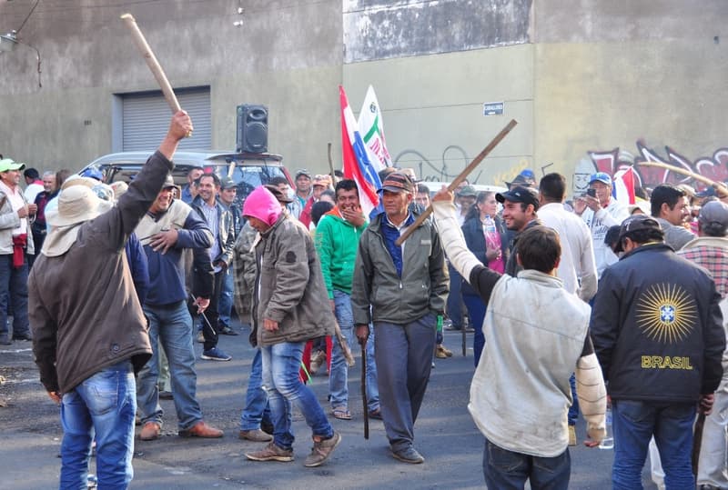 Campesinos se dirigen a Mburuvicha Róga