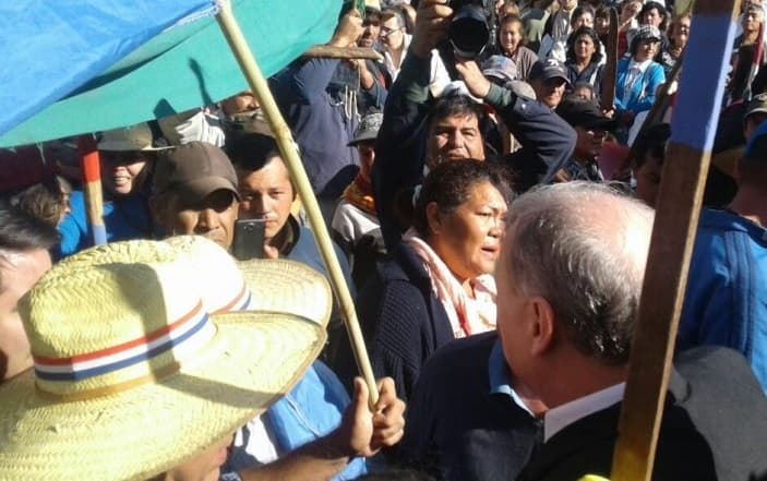 Exaltado, Ferreiro responde a escrache