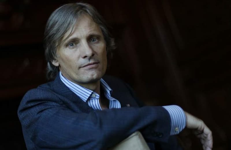 Actor rompió botella de vino en cabeza de hincha