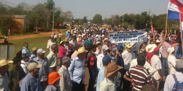 Adultos mayores cierran tramo de ruta principal