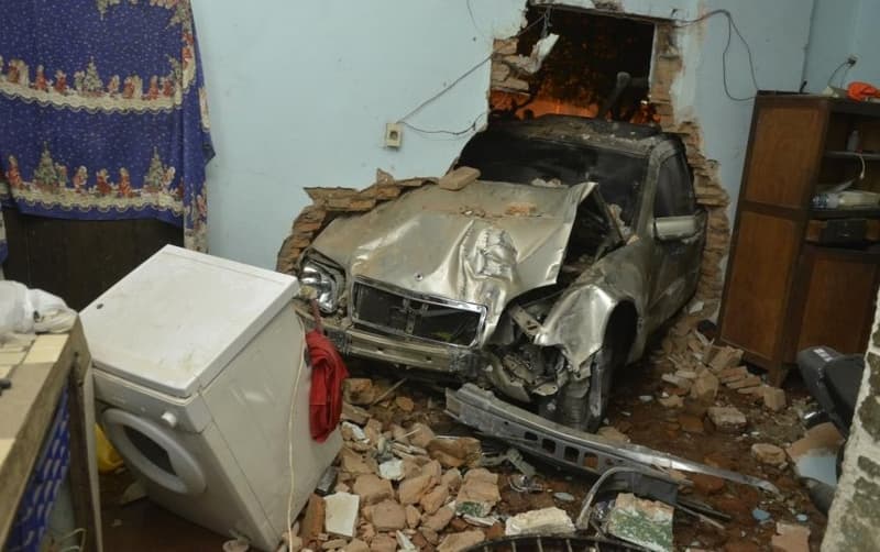 Auto se incrusta en una vivienda
