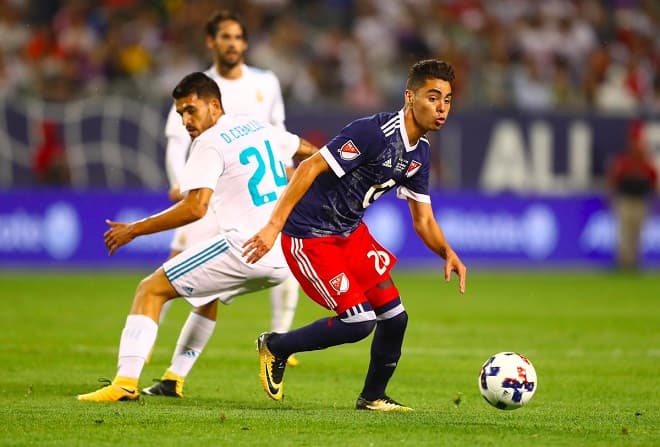 Almirón dejó como “postes” a jugadores del Real