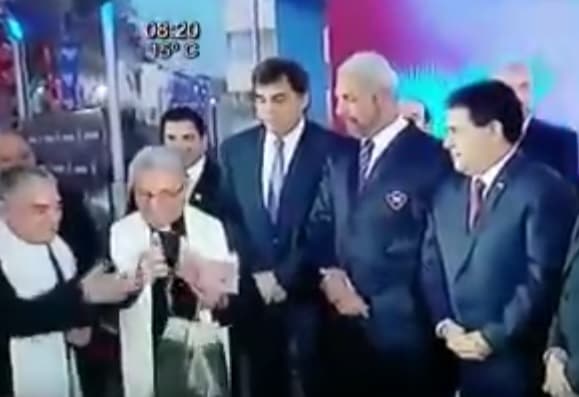 Insólita “bendición” con un micrófono