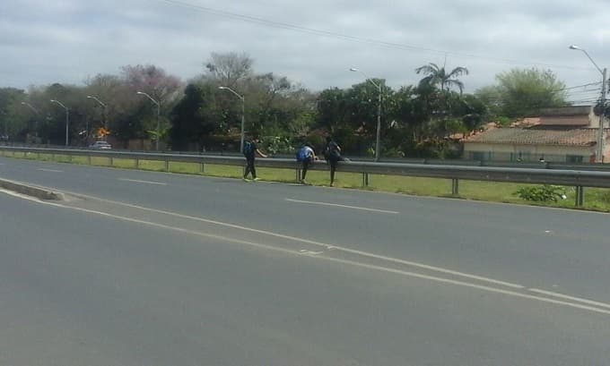 Alumnos arriesgan  su vida al cruzar peligrosa autopista