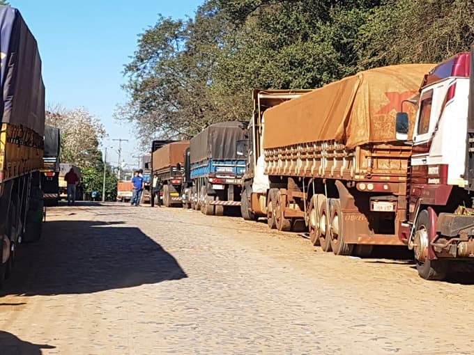 Vecinos están hartos de camioneros "invasores"