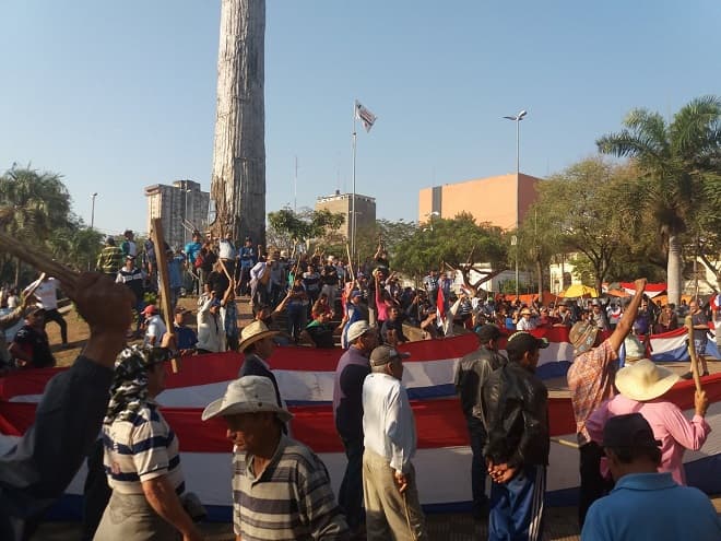 Policías impiden marcha