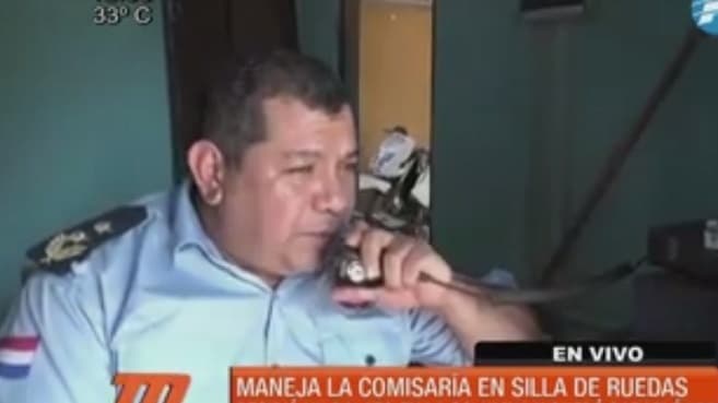 Comisario trabaja desde su silla de ruedas