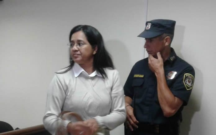 Docente condenada por abuso sexual es destituida y le retiran la matrícula