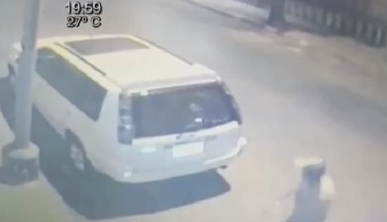 Le rompió el vidrio porque no le dio monedas