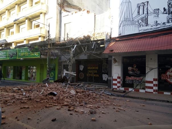 Fachada de edificio se desploma en el centro