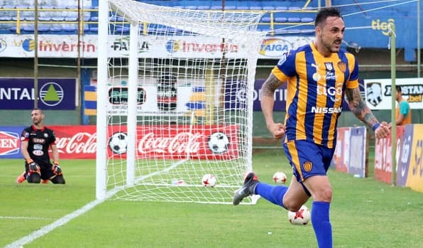 Luqueño golea en casa y se acerca a la punta