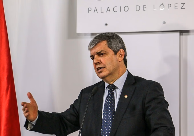 Riera anuncia aumento para docentes del 12% anual desde enero