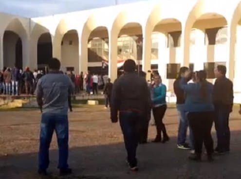Ingresan a la fuerza a Gobernación de Guairá