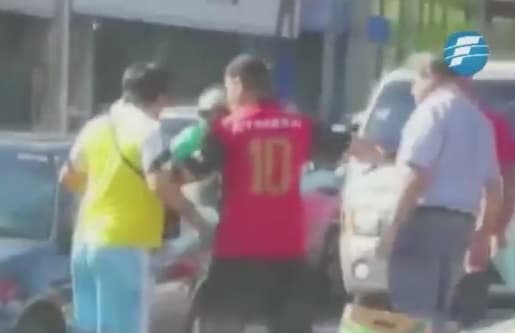 Automovilista y motociclista, a los golpes