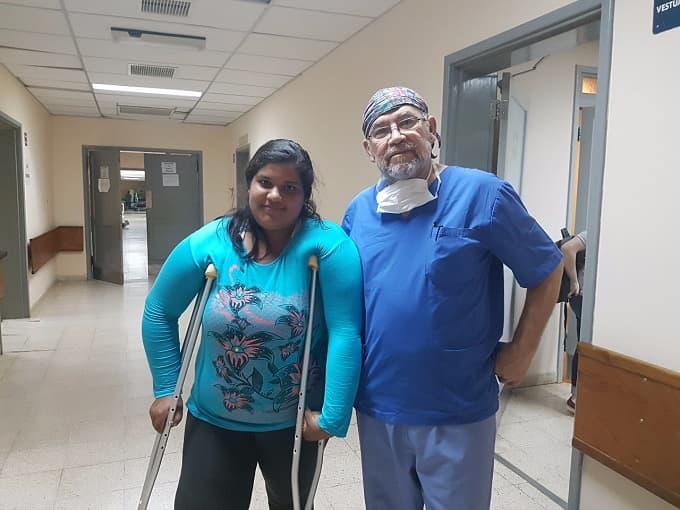 Joven clama por ayuda para seguir caminando