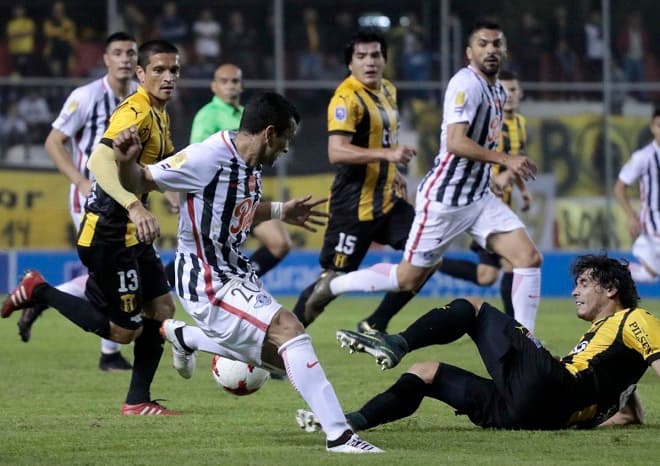 Libertad y Guaraní empatan en incidentado encuentro