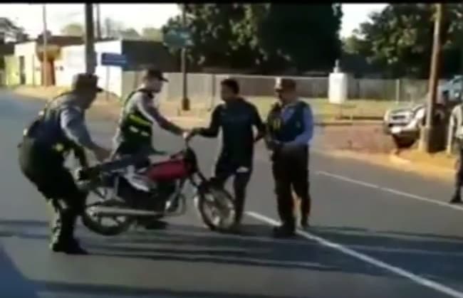 Joven atropella barrera y agrede a inspectores