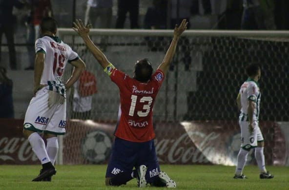 Nacional vence en duelo de necesitados