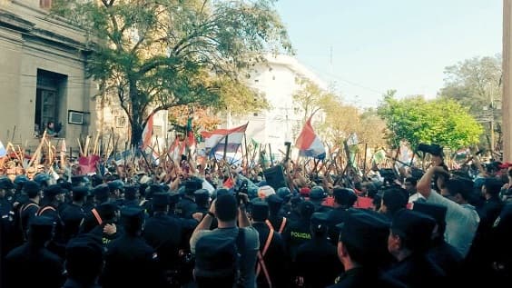 Policía hace recular a campesinos