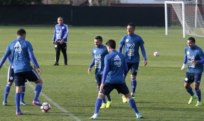 Arce ensaya equipo ofensivo para medir Chile