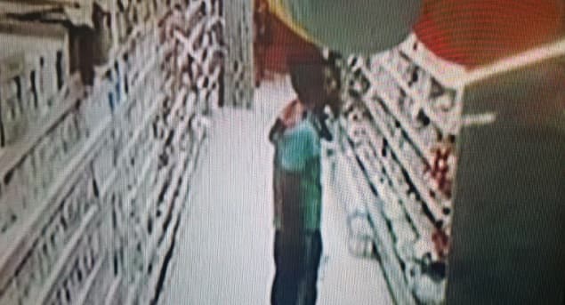 Cae policía robando embutidos